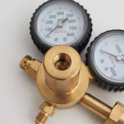 Regulador de solda de dióxido de carbono seguro com estrutura de segurança e regulação de tensão